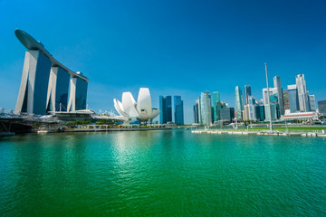 Obraz premium Singapore city skyline at sunset.