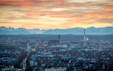 Fototapeta premium Munich Sunset with the Alps Panorama - Munhen Sonnenuntergang Panorama - Marienplatz, Frauenkirche, Rathausturm, Rathaus
