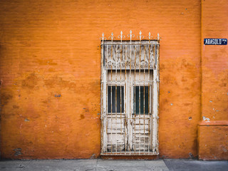 Obraz na płótnie Canvas A rustic door in Matamoros, Tamaulipas