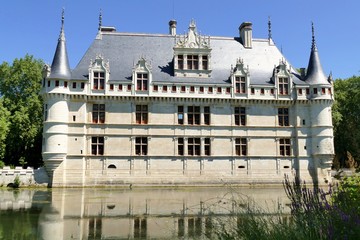 Fototapeta premium Façade sud du château d’Azay-le-Rideau face au miroir d’eau