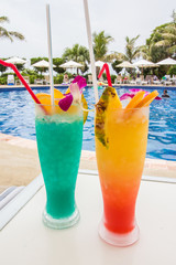 cocktail en la piscina