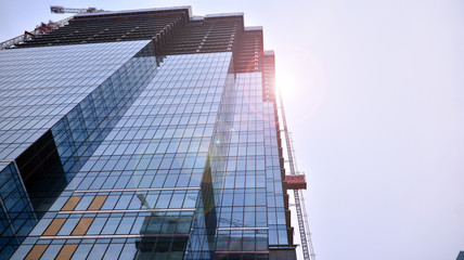 Obraz premium Building under construction at sunset.