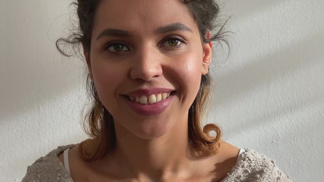 una ragazza ispanica &egrave; sorridente e felice alla vita davanti alla telecamera