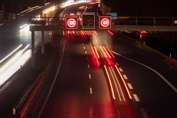 Verkehrsleitsystem mit Geschwindigkeitsanzeige bei Nacht, Tempolimit 120