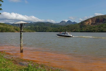 Vista da represa Triunfo, formada pelo Rio Pomba, no município de Astolfo Dutra, estado de Minas Gerais, Brasil