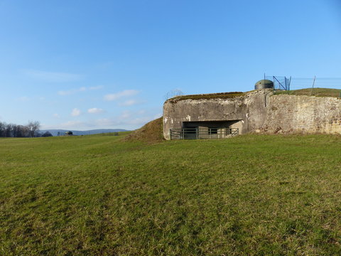 Fort Schoenenbourg an der Maginot-Linie mit Wiese bei Hunspach / Frankreich
