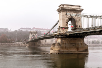 Obraz premium Beautiful view of the Chain Bridge over the Danube river in Budapest