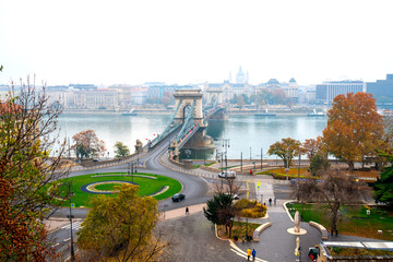 Obraz premium Beautiful view of the Chain Bridge over the Danube river in Budapest