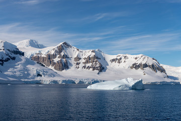 Fototapeta na wymiar Antarctic landscape with glacier and mountains