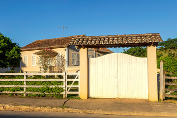 Fachada de prédio de fazenda colonial em área urbana de Guarani, Minas Gerais