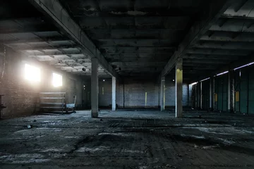 Foto auf Acrylglas Altes gebrochenes leeres verlassenes Industriegebäudeinnenraum © Mulderphoto