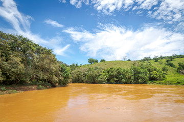Vista de trecho em curva do Rio Pomba, no município de Guarani, Minas Gerais