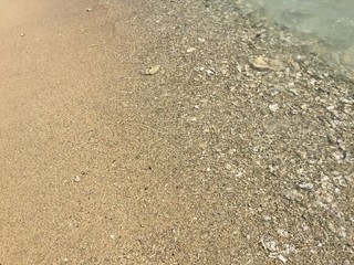 Glasklares Wasser am Strand