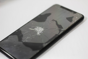 celular con pantalla quebrada en el centro