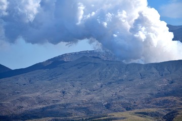 活発に噴煙を吹き上げる阿蘇の情景＠熊本