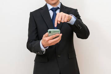 スマホを指差す男性