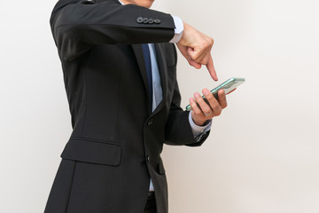 スマホを指差す男性