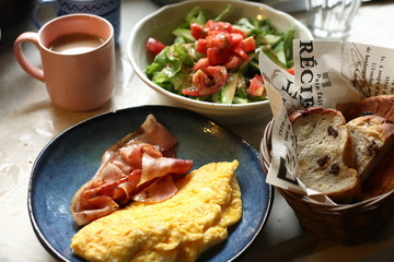 ベーコンとオムレツの朝食　朝ごはん