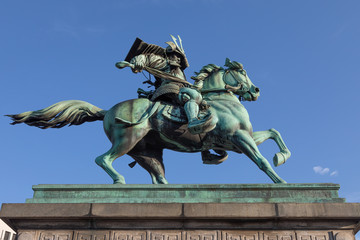 皇居外苑の楠木正成騎馬銅像 青空背景 躍動
