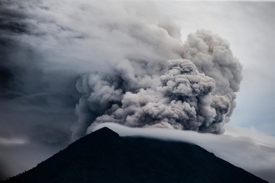 Mount Agung volcano spewing hot volcanic ash as seen from Datah in Karangasem, Bali, Indonesia, 29 November 2017.