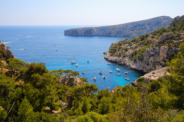 Fototapeta na wymiar Turquoise waters in the Calanque de Sugiton - Mountains on the coast of Provence in the Mediterranean Sea near Marseille, France