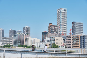 Obraz premium Riverside City Skyline Panorama with Bridge Railing