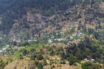 Obraz premium Beautiful view of traditional houses over Naranag valley at Kashmir, India.