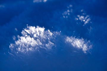 雪　霜柱　結晶　青　白　光線