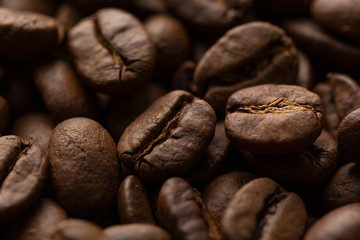 Naklejka premium Tło ziaren kawy. Ziarna kawy zbliżenie, selektywne focus, płytkiej głębi ostrości.