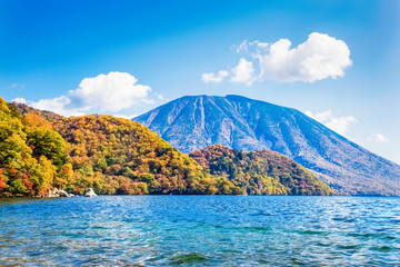 紅葉する中禅寺湖の千手ケ浜と男体山