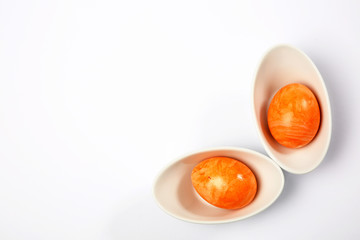 bunte Ostereier in weissen Schalen