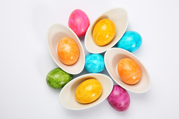 bunte Ostereier in weissen Schalen