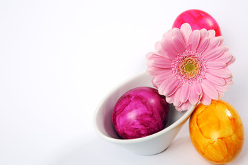 bunte Ostereier in weissen Schalen