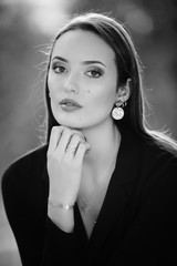 Portrait en noir et blanc d'une jeune femme brune assise