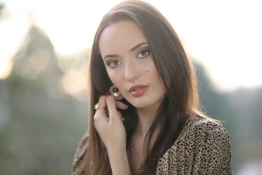 Portrait d'une jeune femme brune au coucher du soleil