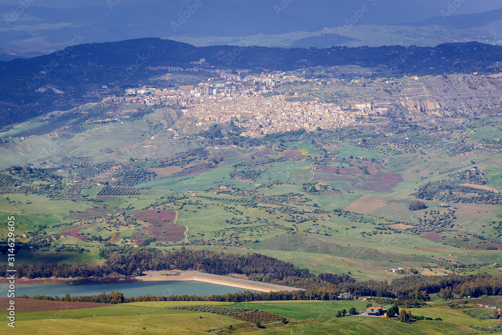 Wall mural Aiello town and Nicoletti Lake seen from Rock of Ceres in Enna city on Sicily Island in Italy