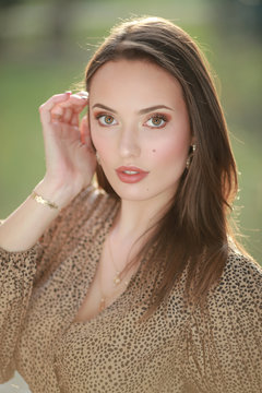 Portrait d'une jeune femme brune au coucher du soleil