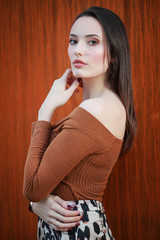 Portrait d'une jeune femme brune aux couleurs de l'automne