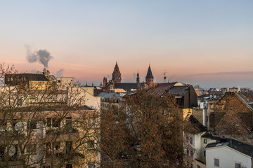 Sonnenaufgang über der Mainzer Altstadt an einem Wintermorgen