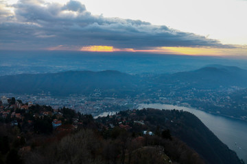 Bellissimo tramonto con vista sulle montagne e sul lago di como dalla cima del faro voltiano di brunate in Lombardia, viaggi e paesaggi 