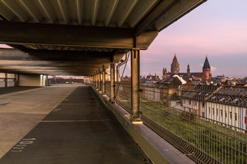 Blick von einem Parkhausdach auf die Mainzer Altstadt