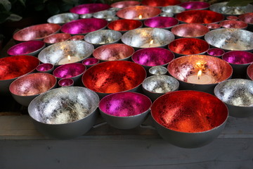 Metallschalen, Schalen aus Metall in verschiedenen Größen, rot, silber und pink Bowl,...