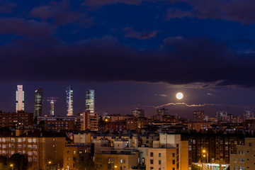 Obraz premium First full moon of the year 2020 over the Madrid skyline
