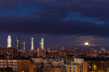 Naklejka premium Pierwsza pełnia księżyca w roku 2020 nad panoramą Madrytu