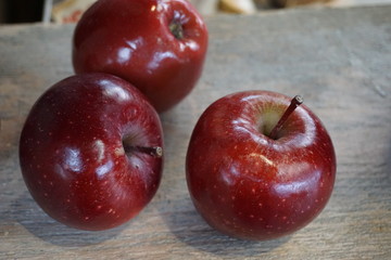 roter Apfel, rote Äpfel, roter Delicious, Holzapfel - red apples
