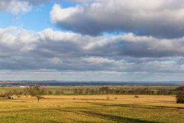 Obraz premium Widok na jesień wsi południowych Czech. Scena wiejska.