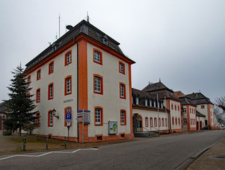 Ehemalige Benediktinerabtei und Rathaus in Schwarzach in Rheinmünster in Baden-Württemberg, Deutschland - obrazy, fototapety, plakaty