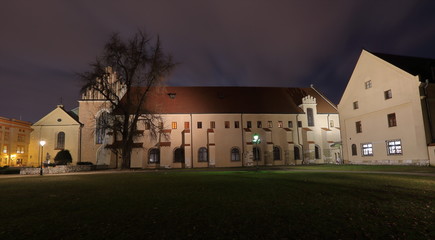 Klasztor franciszkanów w Krakowie, Polska, nocą