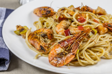 spaghetti aux crevettes grillées et légumes