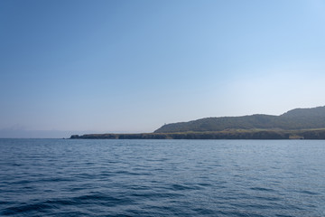 Fototapeta na wymiar 知床クルーズの船上から見える知床半島先端の知床岬